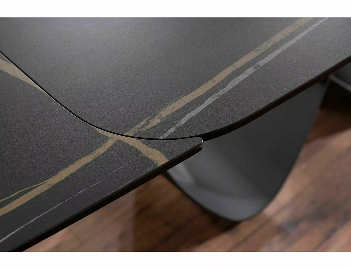 Tavolo Infinity Ceramic allungabile con top in vetroceramica marmo nero e base in metallo verniciato nero opaco