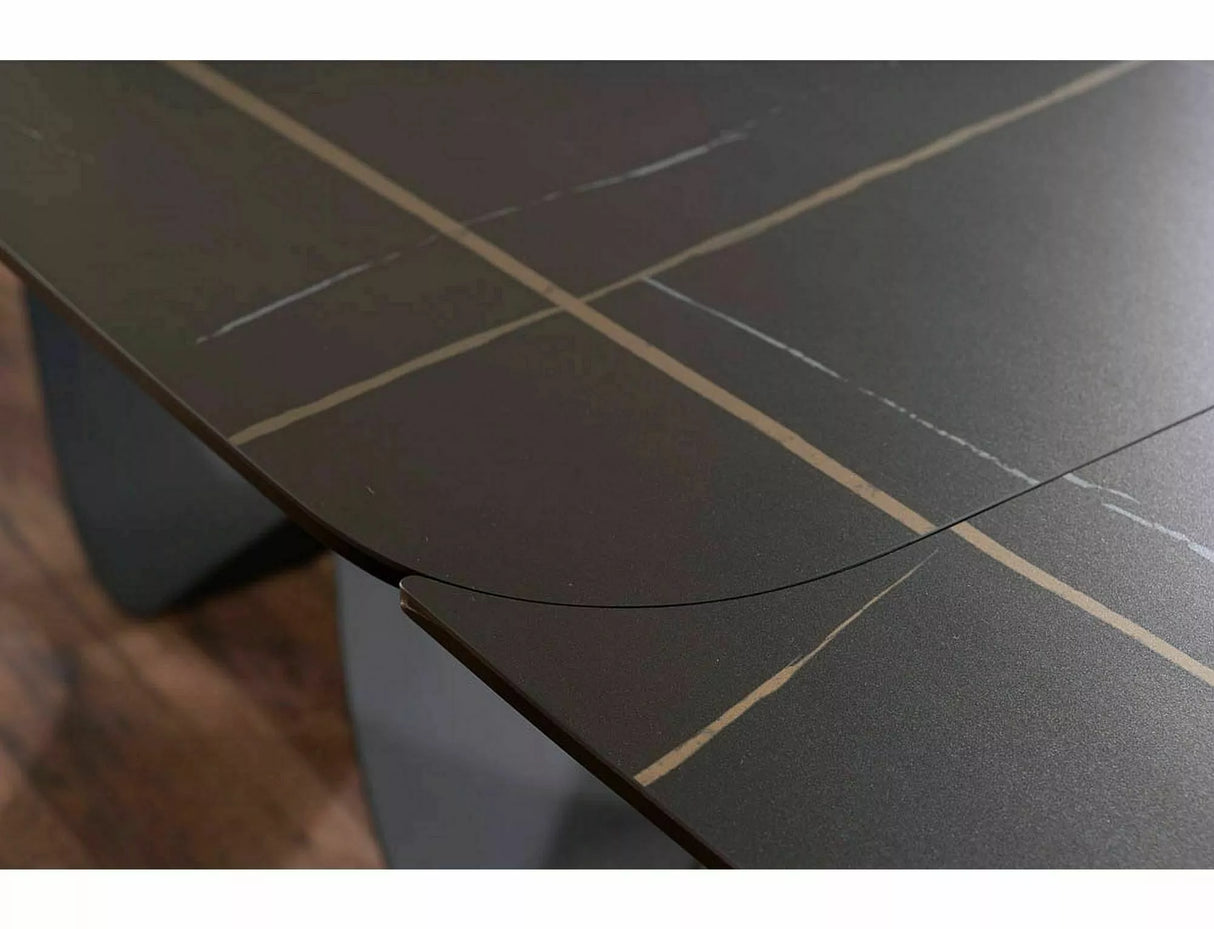 Tavolo Infinity Ceramic allungabile con top in vetroceramica marmo nero e base in metallo verniciato nero opaco