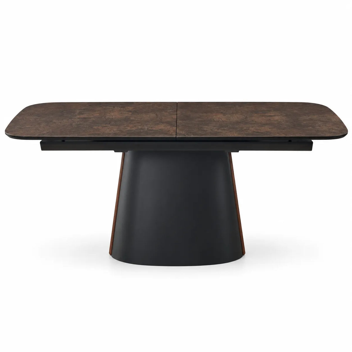 Tavolo Orfeo allungabile 180–230 cm con piano in ceramica marrone grigiato scuro e base in metallo nero con inserto veneer noce scuro.