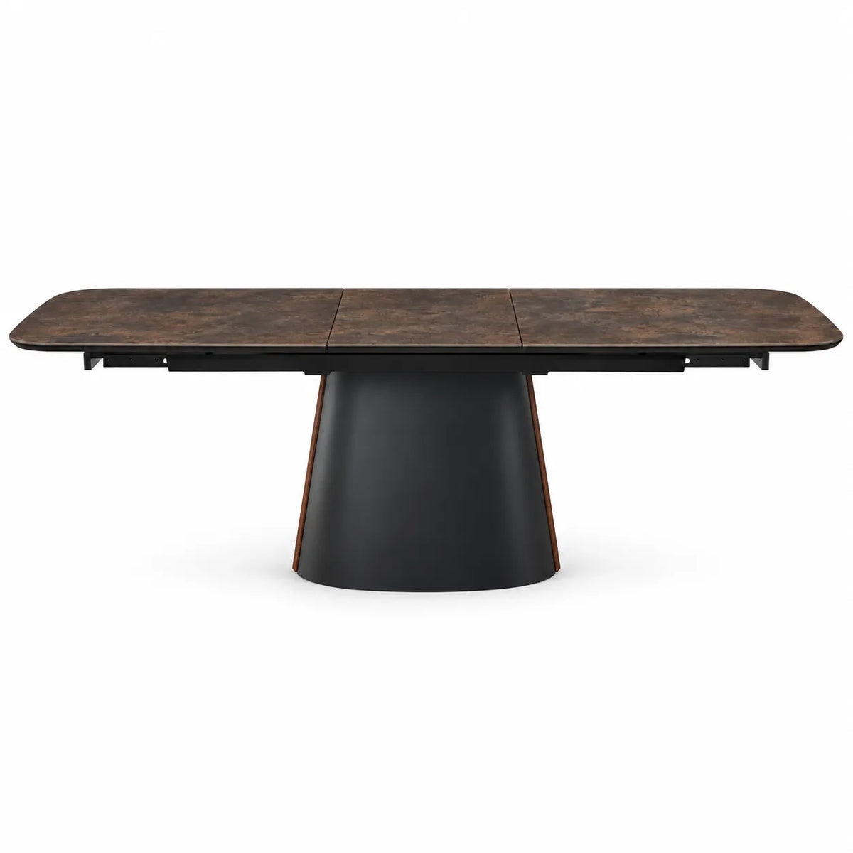 Tavolo Orfeo allungabile 180–230 cm con piano in ceramica marrone grigiato scuro e base in metallo nero con inserto veneer noce scuro.