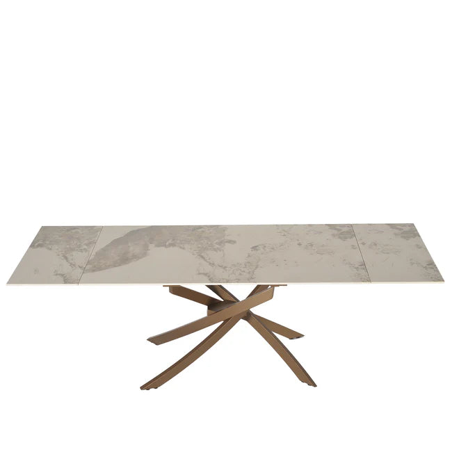 Tavolo Pegaso allungabile in ceramica con gambe incrociate in metallo, design elegante per soggiorno o cucina