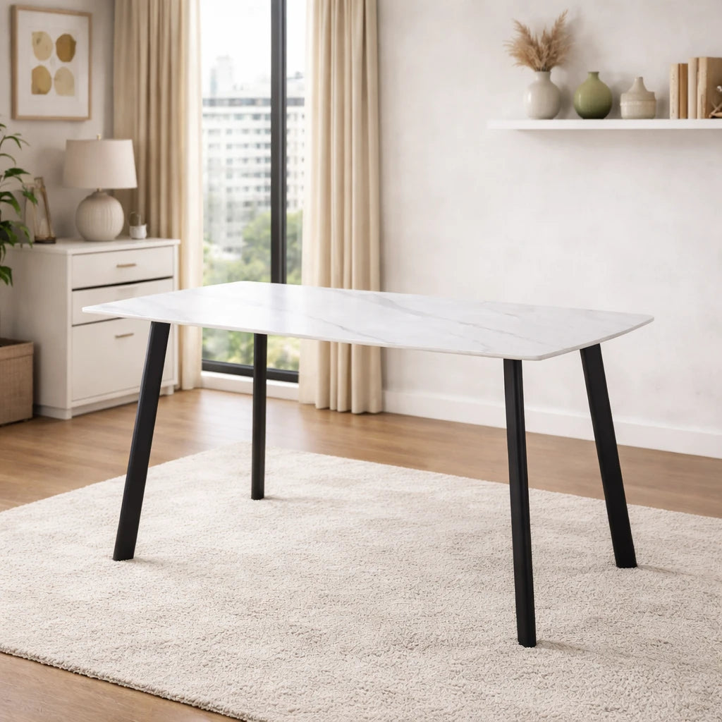 Tavolo Quincy rettangolare con piano in ceramica effetto marmo e gambe nere in metallo, ambientato in sala da pranzo moderna con sedie coordinate