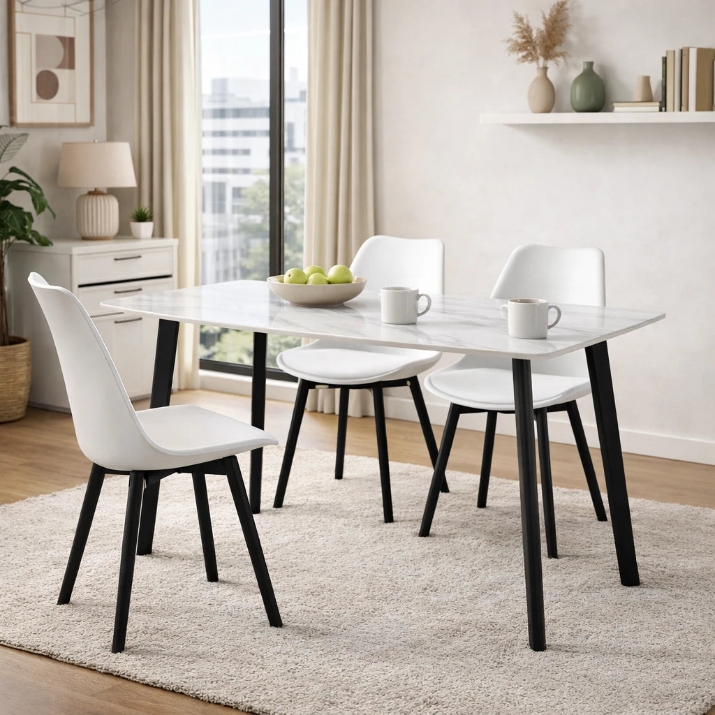 Tavolo Quincy rettangolare con piano in ceramica effetto marmo e gambe nere in metallo, ambientato in sala da pranzo moderna con sedie coordinate