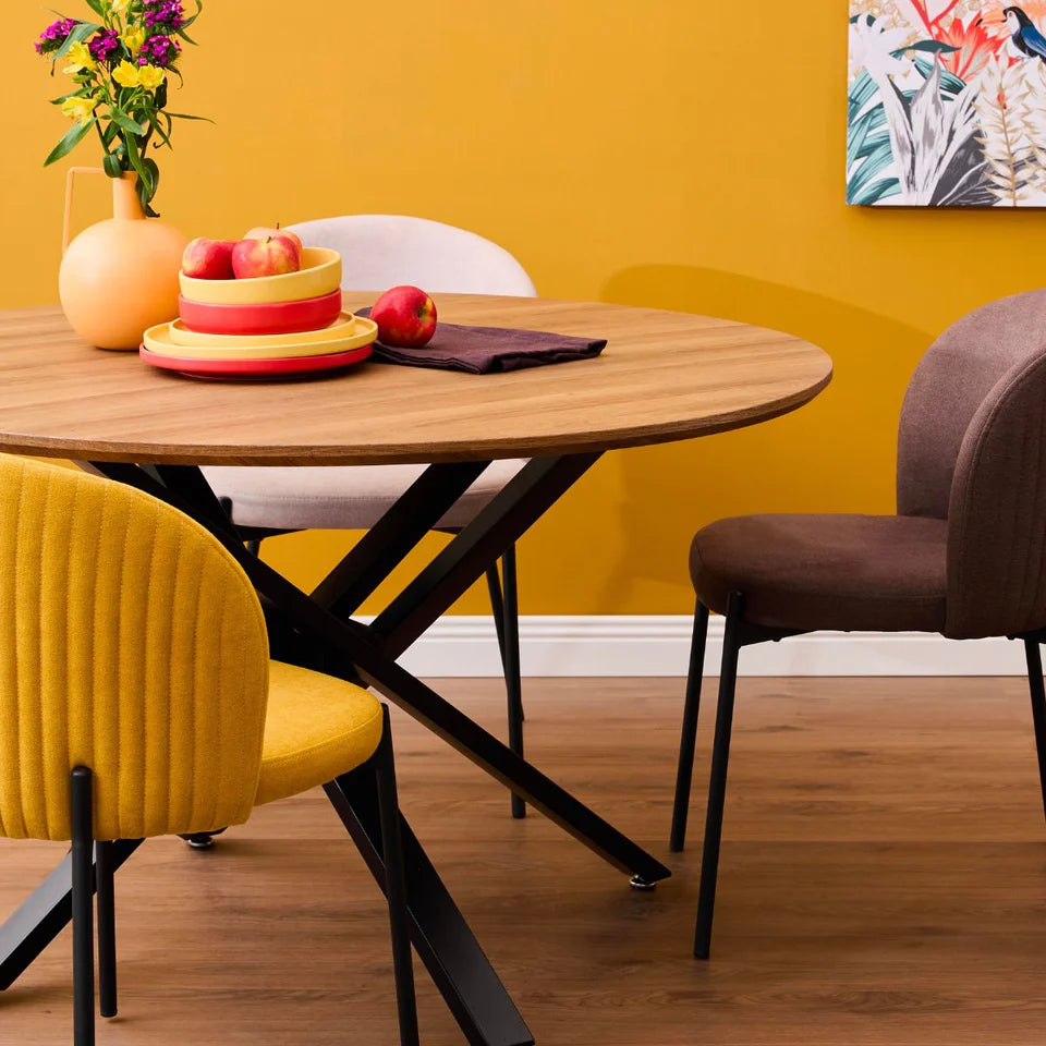 Tavolo Jasper rotondo Ø120 cm con piano effetto legno noce e gambe in metallo verniciato nero