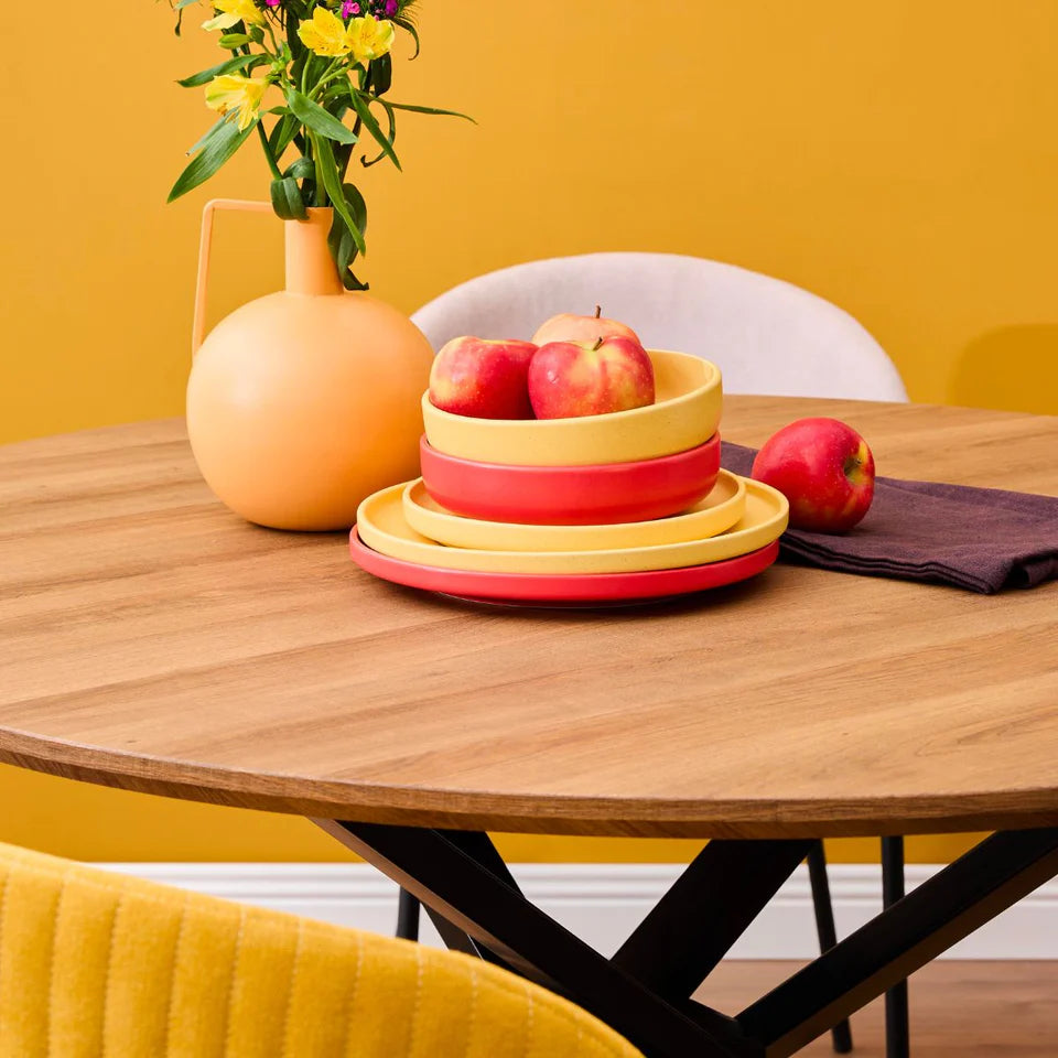 Tavolo Jasper rotondo Ø120 cm con piano effetto legno noce e gambe in metallo verniciato nero