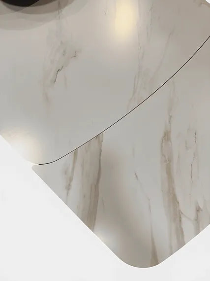 Tavolo Thanos X allungabile con piano in ceramica effetto marmo Calacatta Oro e struttura in metallo bronzo