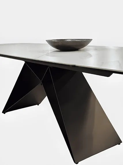 Tavolo Thanos X allungabile con piano in ceramica effetto marmo Calacatta Oro e struttura in metallo bronzo