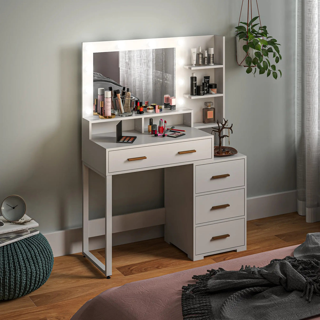 Elegante toeletta da trucco in MDF bianco con specchio rettangolare e 5 cassetti. Ideale per arredare camere da letto moderne, questa coiffeuse offre spazio e stile per la tua routine di bellezza. Superficie facile da pulire e struttura solida in legno melaminico.