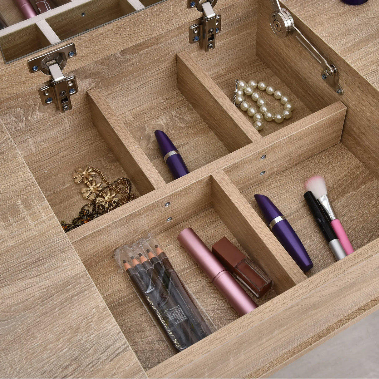 Toeletta color legno con specchio estraibile, 2 cassetti, organizer per gioielli e sgabello imbottito, ideale per postazione trucco moderna.