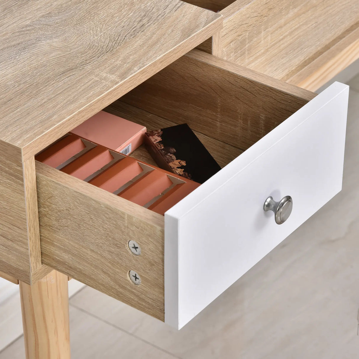 Toeletta color legno con specchio estraibile, 2 cassetti, organizer per gioielli e sgabello imbottito, ideale per postazione trucco moderna.