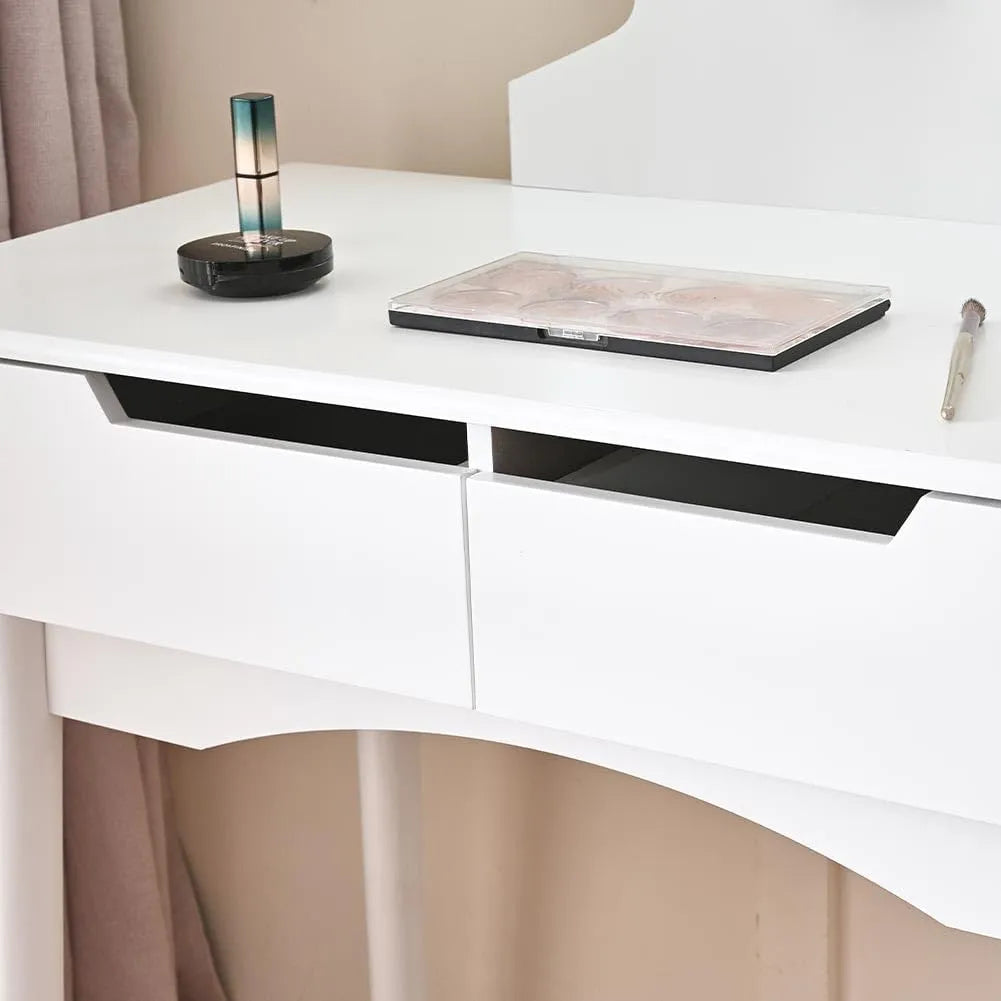 Toeletta trucco Laura Shally Dogan in legno bianco con specchio rotondo illuminato e sgabello imbottito