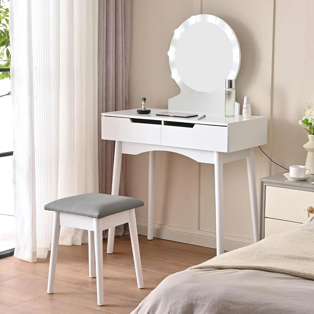 Toeletta trucco Laura Shally Dogan in legno bianco con specchio rotondo illuminato e sgabello imbottito