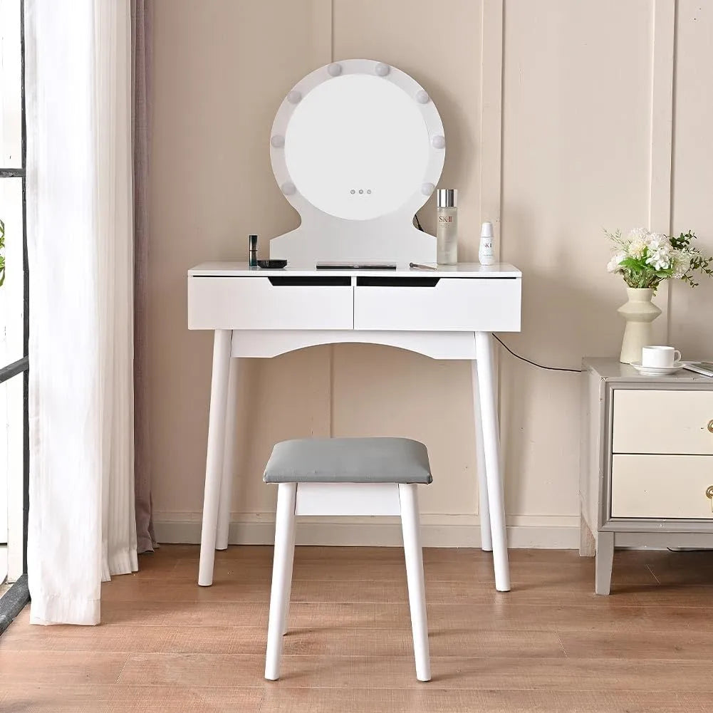 Toeletta trucco Laura Shally Dogan in legno bianco con specchio rotondo illuminato e sgabello imbottito