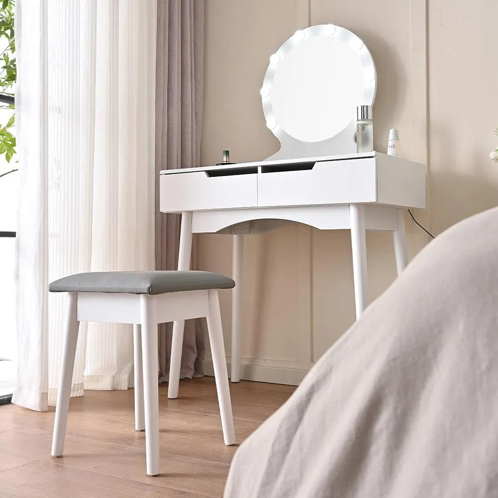 Toeletta trucco Laura Shally Dogan in legno bianco con specchio rotondo illuminato e sgabello imbottito