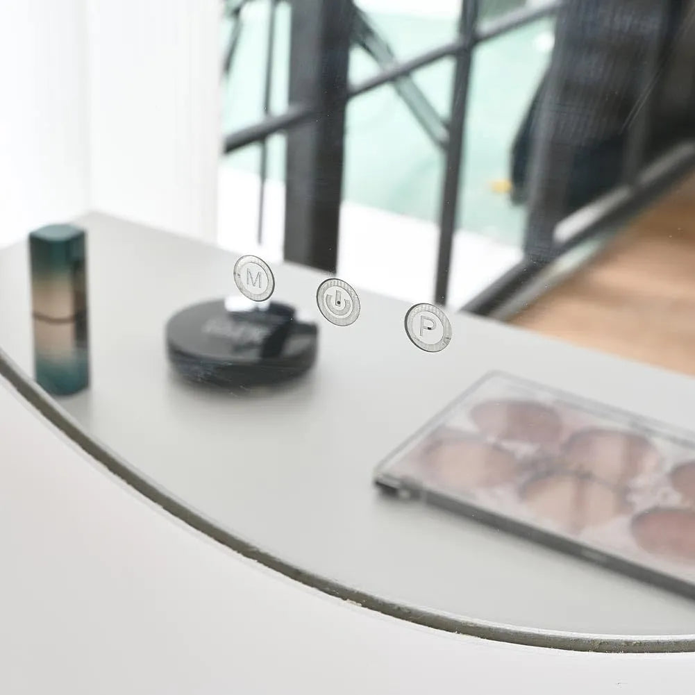 Toeletta trucco Laura Shally Dogan in legno bianco con specchio rotondo illuminato e sgabello imbottito