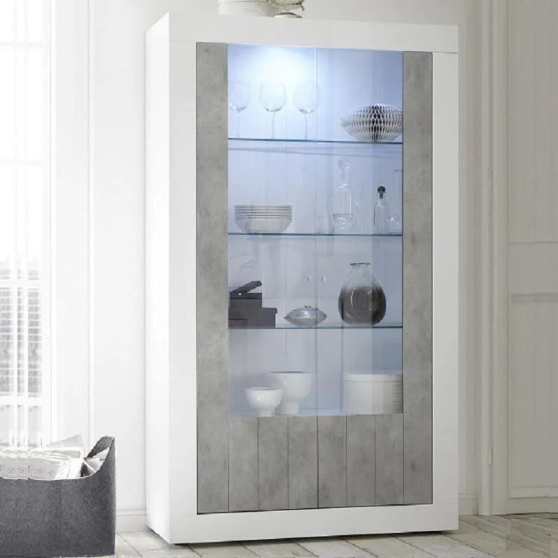 Vetrina Urbino moderna 2 ante in finitura Larice Bianco e Beton con ampio spazio contenitivo