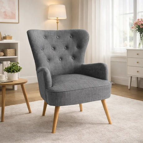 Poltrona Giulietta in tessuto Oxford antimacchia con schienale ergonomico trapuntato e piedini in legno, ideale per soggiorno, studio o camera da letto.