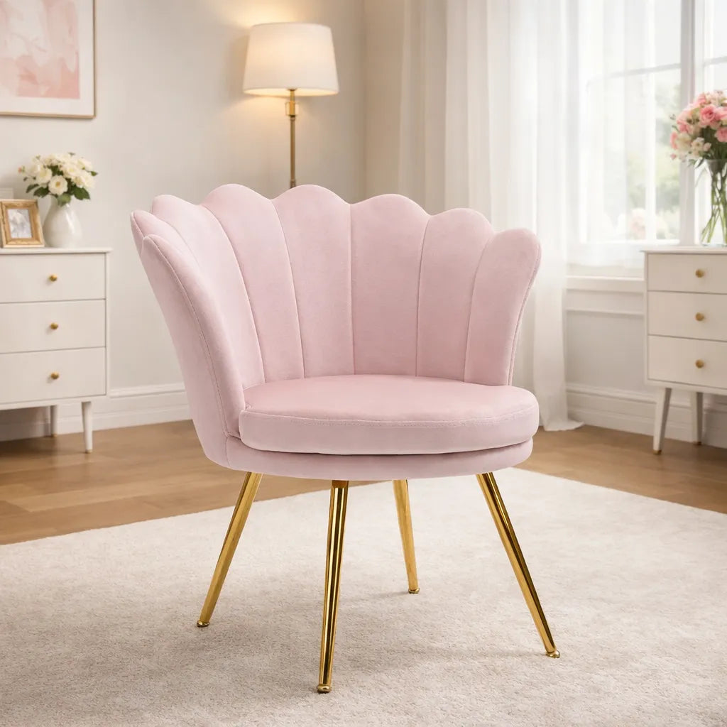 Poltrona con schienale a conchiglia in velluto rosa e piedi oro lunghi, stile vintage elegante per salotto e camera.
