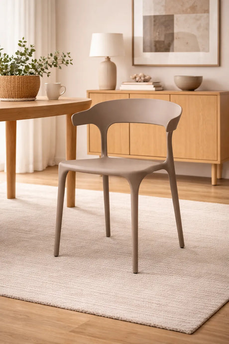 Sedia Francesca moderna in polipropilene color fango con design minimalista