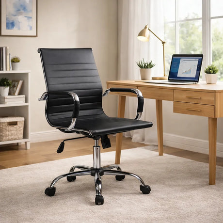 Poltrona Helsinki girevole in similpelle nera con struttura cromata e regolazione a gas.