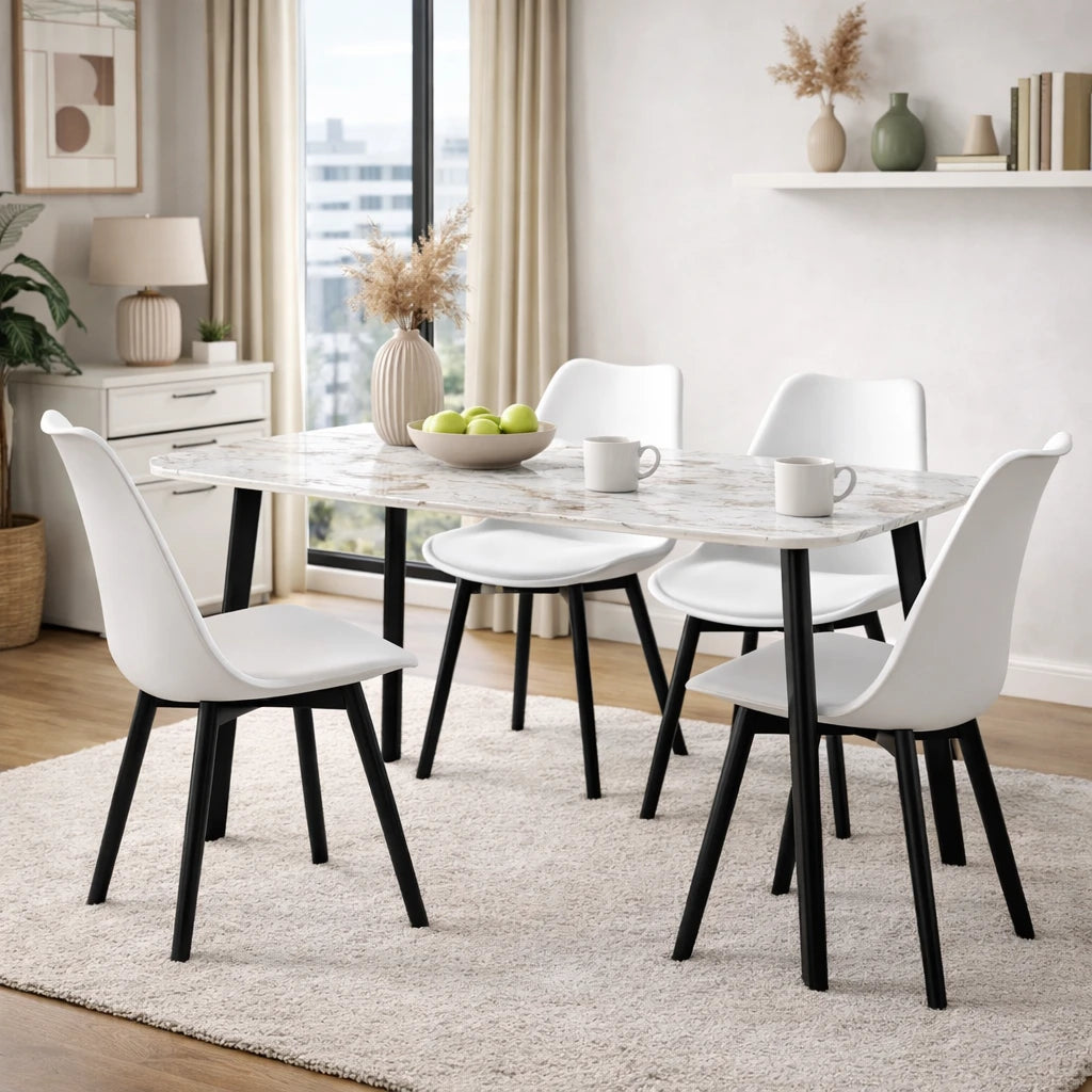 Tavolo Quincy rettangolare con piano in ceramica effetto marmo e gambe nere in metallo, ambientato in sala da pranzo moderna con sedie coordinate
