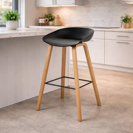 Sgabello moderno Daxer bianco con seduta in plastica e gambe in legno di faggio stile nordico