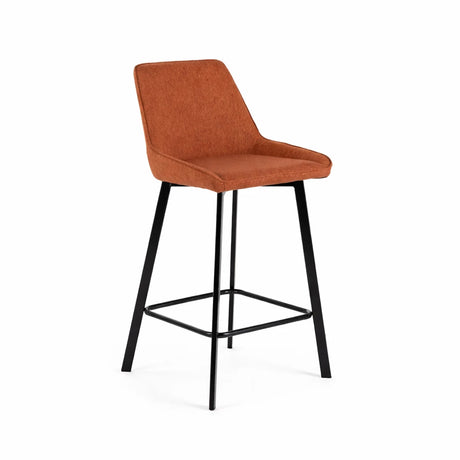 Sgabello Fox con seduta imbottita in tessuto e poggiapiedi in metallo, ideale per cucina o angolo bar