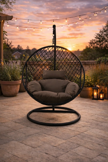 Poltrona sospesa Lita a forma di uovo con intreccio effetto corda, struttura in acciaio e cuscini color tortora. Per esterni o angoli relax interni.