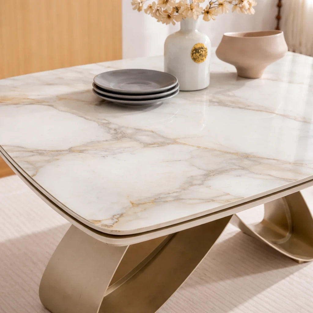 Tavolo da pranzo allungabile con piano in ceramica effetto marmo e base in metallo colore bronzo o oro