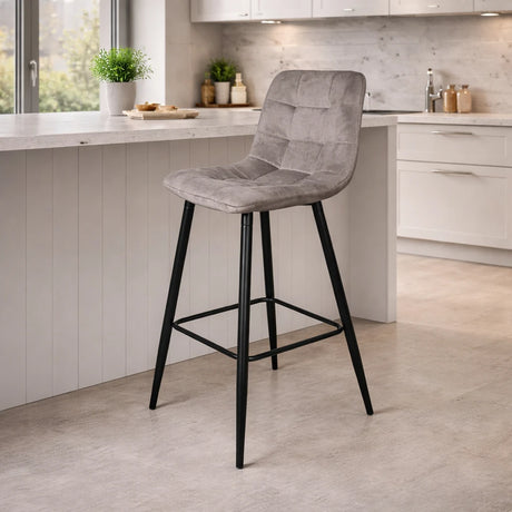 Sgabello alto Daniela in velluto tortora con struttura in metallo nero ed elegante schienale curvo