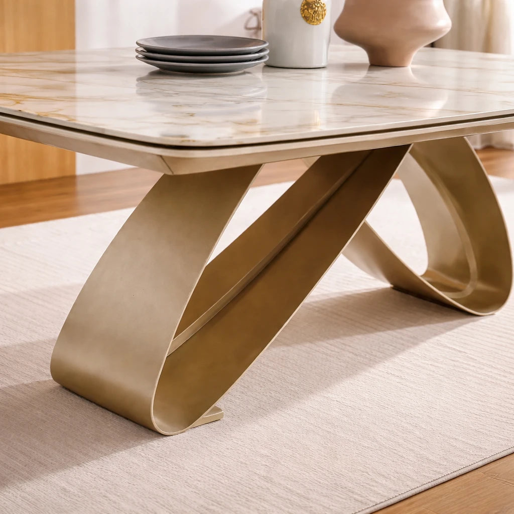 Tavolo da pranzo allungabile con piano in ceramica effetto marmo e base in metallo colore bronzo o oro