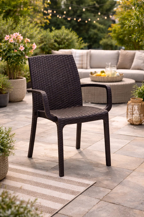 Sedia Indiana in polipropilene effetto rattan con braccioli, ideale per uso interno ed esterno