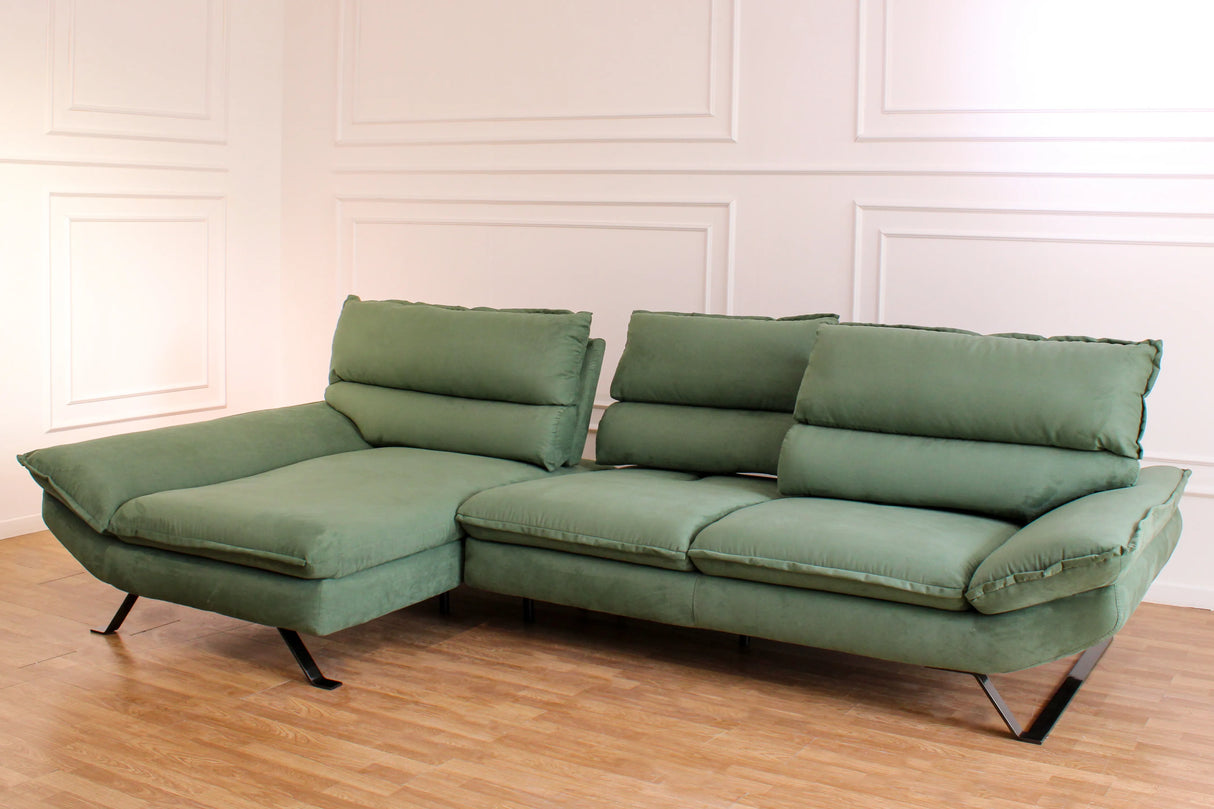 Divano angolare Chicago 304x170 cm con chaise longue, schienali traslanti, rivestimento vellutato e piedini in metallo nero. Eleganza e comfort moderni.

