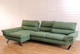 Divano angolare Chicago 304x170 cm con chaise longue, schienali traslanti, rivestimento vellutato e piedini in metallo nero. Eleganza e comfort moderni.

