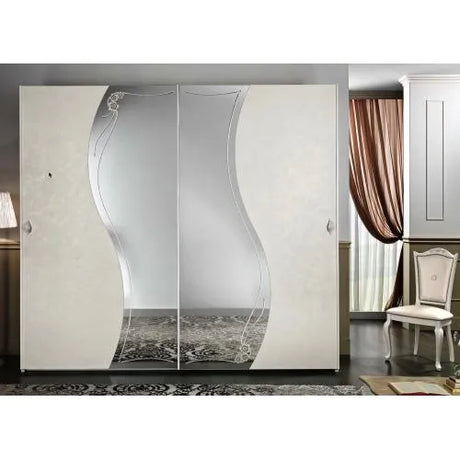 Camera da letto Aurora di Mobilpiù con letto in ecopelle madreperlata, armadio a specchio, comò e comodini decorati, elegante e made in Italy.
