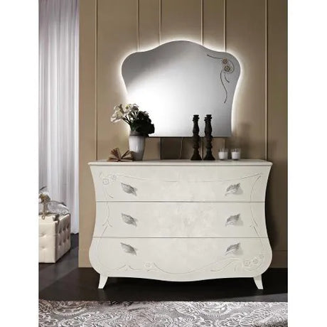 Camera da letto Aurora di Mobilpiù con letto in ecopelle madreperlata, armadio a specchio, comò e comodini decorati, elegante e made in Italy.
