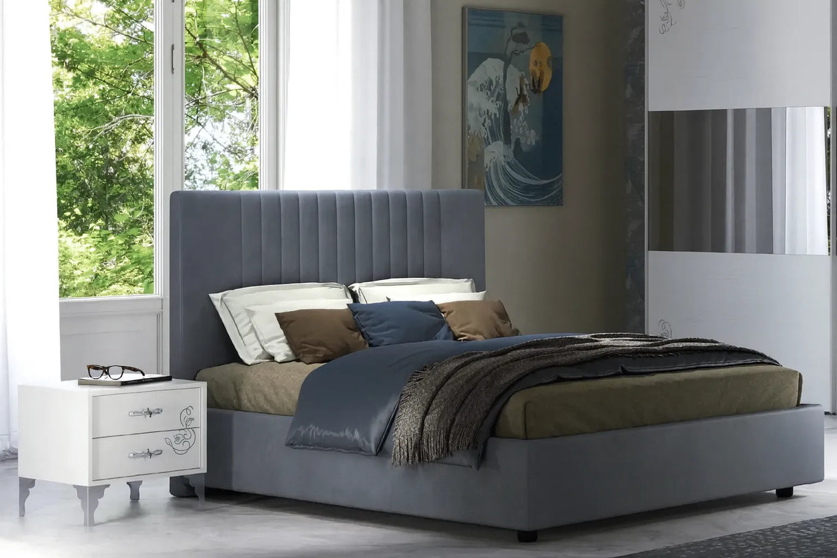 Camera da letto moderna Leon con letto contenitore e finitura bianco frassinato con dettagli argento