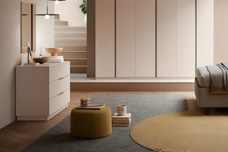 Camera da letto moderna Sakura con letto contenitore e armadio battente cachemire con maniglie antracite