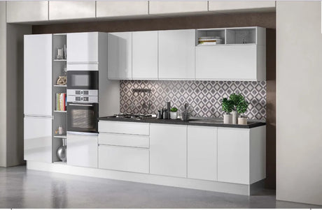 Cucina Kora 360 cm con finitura effetto marmo e pensili grigio chiaro
