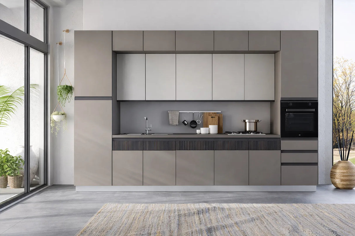 Cucina Zen 360 cm con ante cachemire e basalto, top effetto fango, gola integrata, elettrodomestici Candy inclusi, design moderno e componibile.