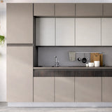 Cucina Zen 360 cm con ante cachemire e basalto, top effetto fango, gola integrata, elettrodomestici Candy inclusi, design moderno e componibile.