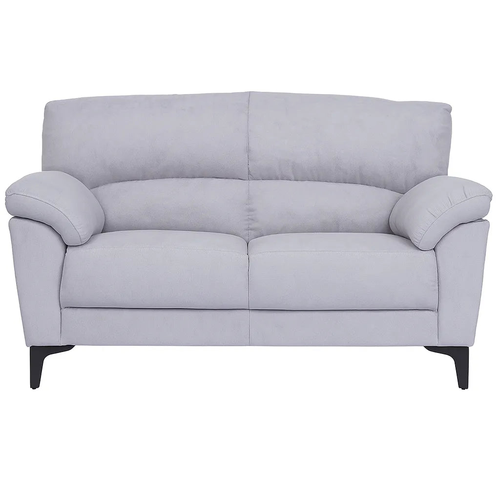 Divano 2 posti mira color petrolio con tessuto idrorepellente, piedini in metallo, braccioli morbidi e seduta imbottita. Stile moderno e comfort totale.