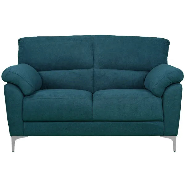 Divano 2 posti GIADA color petrolio con tessuto idrorepellente, piedini in metallo, braccioli morbidi e seduta imbottita. Stile moderno e comfort totale.