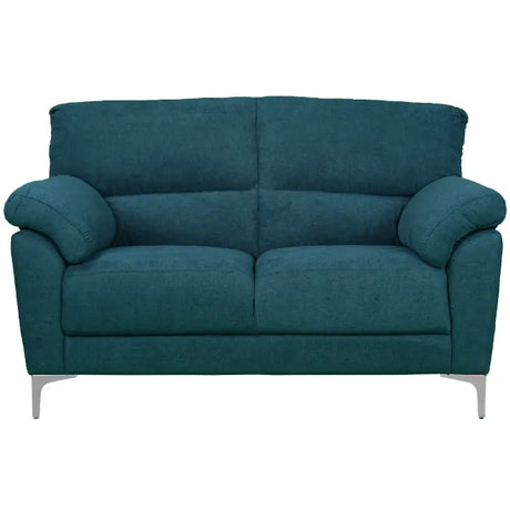 Divano 2 posti GIADA color petrolio con tessuto idrorepellente, piedini in metallo, braccioli morbidi e seduta imbottita. Stile moderno e comfort totale.