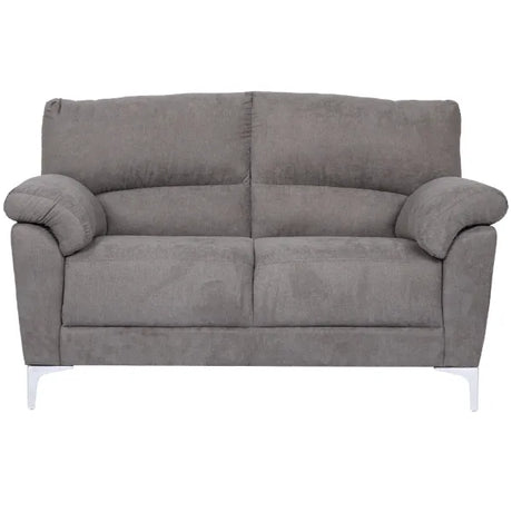 Divano 2 posti GIADA color petrolio con tessuto idrorepellente, piedini in metallo, braccioli morbidi e seduta imbottita. Stile moderno e comfort totale.