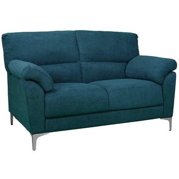 Divano 2 posti GIADA color petrolio con tessuto idrorepellente, piedini in metallo, braccioli morbidi e seduta imbottita. Stile moderno e comfort totale.