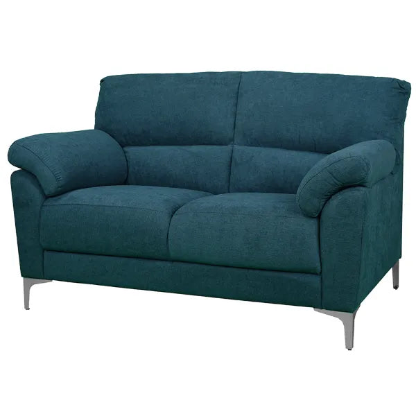 Divano 2 posti GIADA color petrolio con tessuto idrorepellente, piedini in metallo, braccioli morbidi e seduta imbottita. Stile moderno e comfort totale.