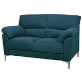 Divano 2 posti GIADA color petrolio con tessuto idrorepellente, piedini in metallo, braccioli morbidi e seduta imbottita. Stile moderno e comfort totale.