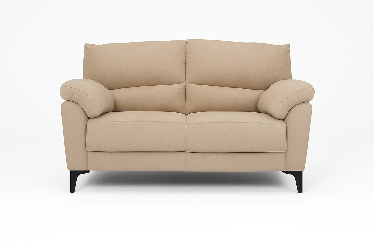Divano 2 posti mira color petrolio con tessuto idrorepellente, piedini in metallo, braccioli morbidi e seduta imbottita. Stile moderno e comfort totale.
