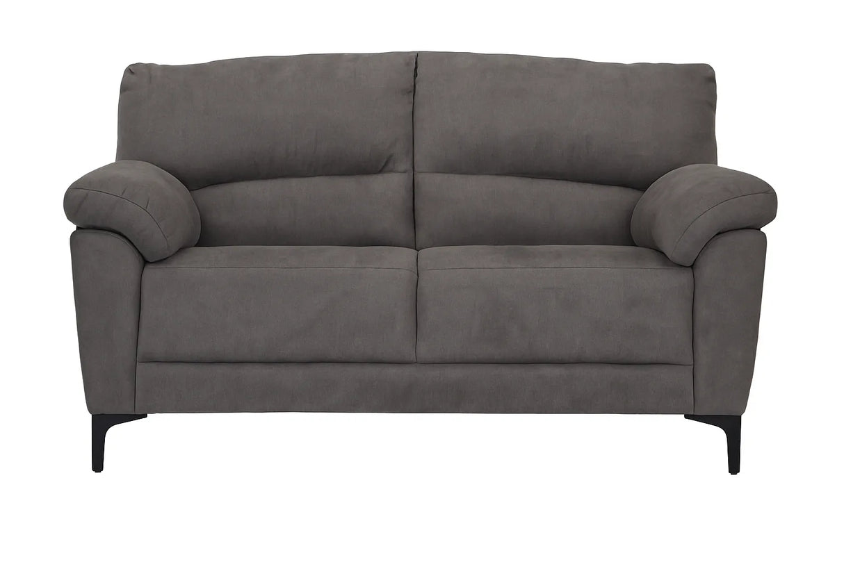 Divano 2 posti mira color petrolio con tessuto idrorepellente, piedini in metallo, braccioli morbidi e seduta imbottita. Stile moderno e comfort totale.